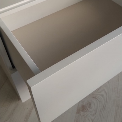 gaveta aberta de móvel branco em madeira com chão claro