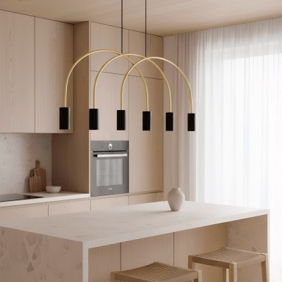 Cozinha clara com bancada em pedra e candeeiro suspenso moderno