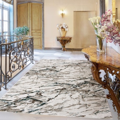 Tapete decorativo com padrão abstrato em espaço interior com móveis clássicos e flores.