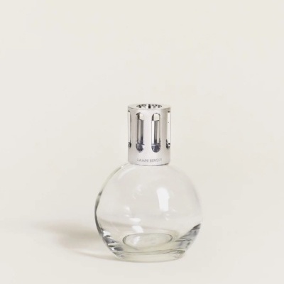 Recipiente redondo de vidro transparente com tampa metálica prateada