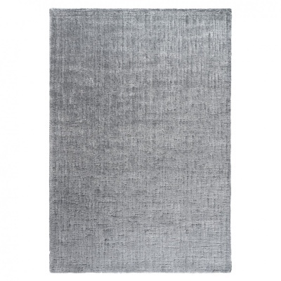 Tapete cinzento de pelo alto com textura suave e padrão subtil em fundo branco