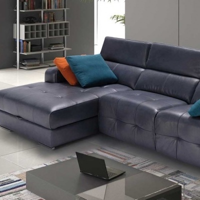 Sofá de canto em pele preta com almofadas coloridas em sala moderna