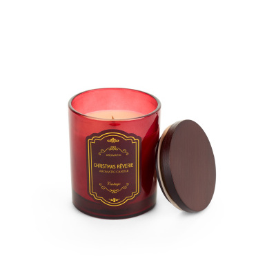 Vela aromática vermelha com tampa de madeira ao lado