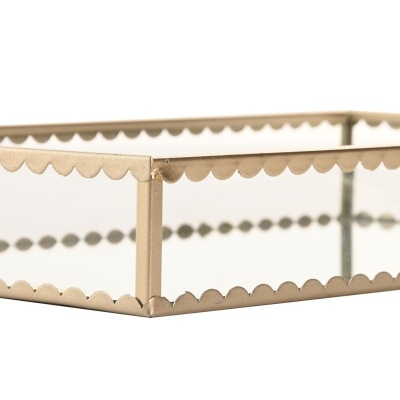 Caixa decorativa quadrada com moldura dourada e vidro transparente