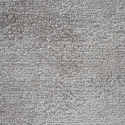 Tapete cinza claro com textura felpuda