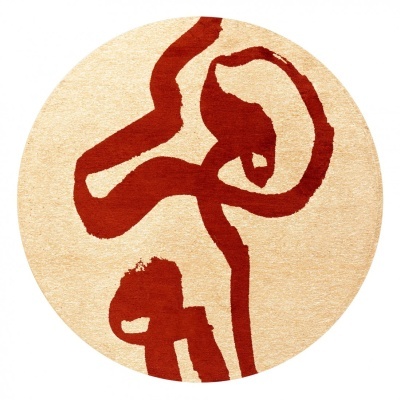 Tapete redondo bege com padrão abstrato vermelho