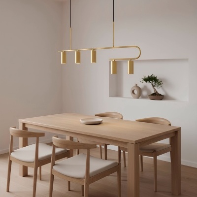 Sala de jantar com mesa de madeira clara, cadeiras estofadas creme, candeeiro dourado e decoração minimalista