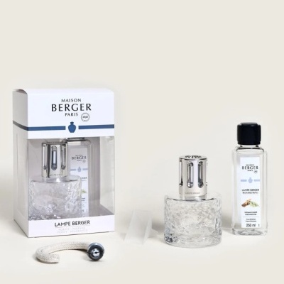 Conjunto Lampe Berger com difusor de vidro, pavio e frasco de líquido perfumado em caixa branca.