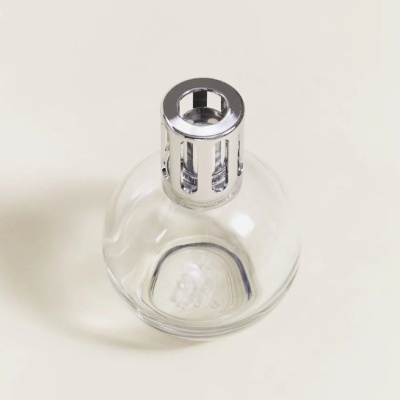Frasco redondo de vidro transparente com tampa metálica prateada