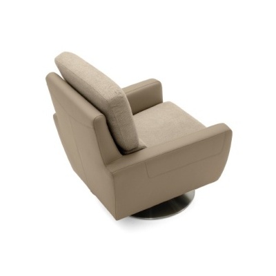 Poltrona bege com base metálica circular