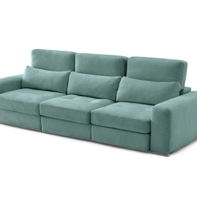 Sofá verde-azulado estofado de três lugares com almofadas e braços largos