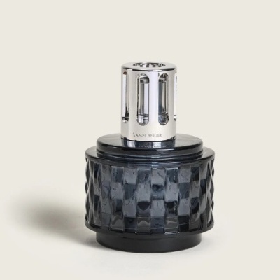 Vela perfumada em vidro preto com padrão quadriculado e tampa metálica prateada