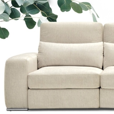 Sofá bege claro com almofadas retangulares e braço amplo