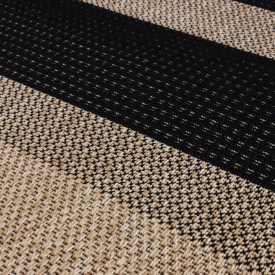 Tapete tecido em preto, bege e branco com padrão listrado e texturas entrelaçadas