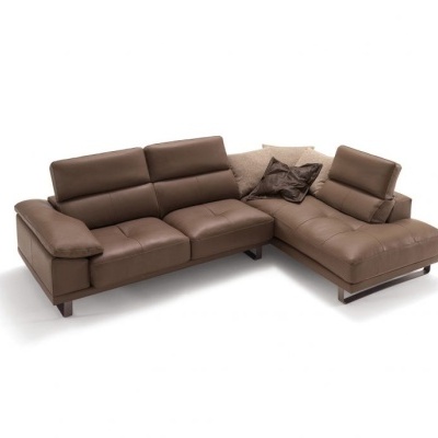 Sofá em pele castanha com almofadas