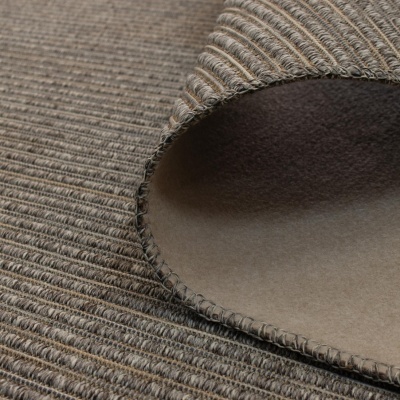 Tapete castanho texturizado com borda costurada