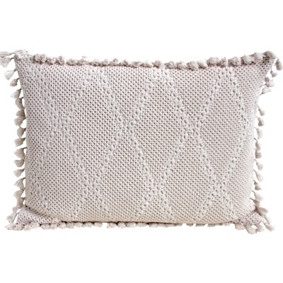 Almofada retangular bege com padrão em losango e franjas