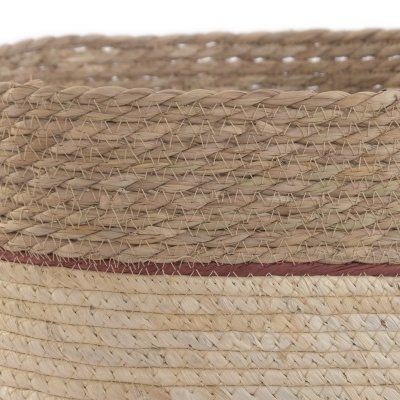 Cesto trançado natural bege com linha vermelha decorativa.
