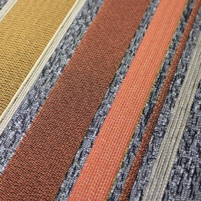 Tecidos listrados com cores castanho, cinzento, laranja, bege e azul