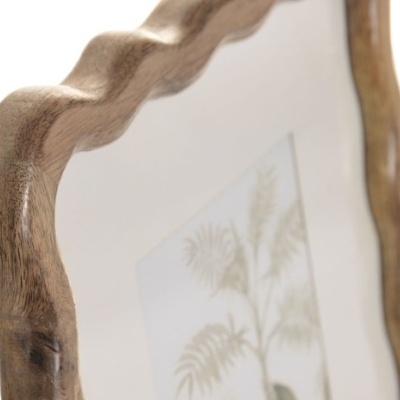 Moldura de madeira ondulada com imagem de plantas