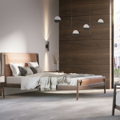 Quarto moderno com cama de madeira e pele castanha, candeeiros de parede e suspensos, mesas de cabeceira em madeira e parede de madeira escura