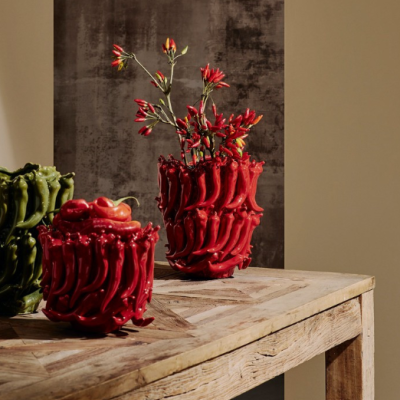Vasos decorativos em forma de pimenta em mesa de madeira rústica