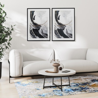 Sofá branco moderno com quadros abstratos, mesa redonda com vaso e tapete colorido num ambiente minimalista