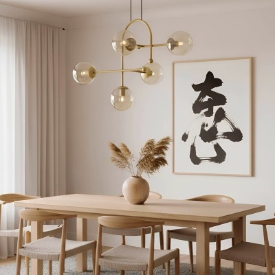 Sala de jantar com mesa de madeira clara, cadeiras e candeeiro dourado moderno.