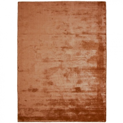 Tapete castanho retangular com textura aveludada