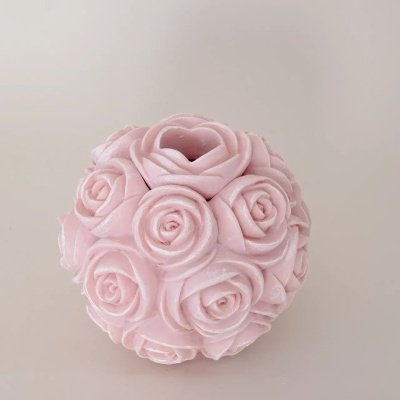 Vela decorativa rosa em forma de bola com design de rosas