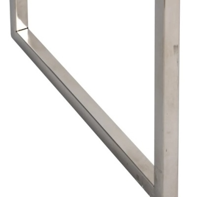 Estrutura metálica retangular prateada com cantos retos