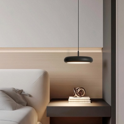 Quarto moderno com cabeceira estofada bege e candeeiro pendente preto