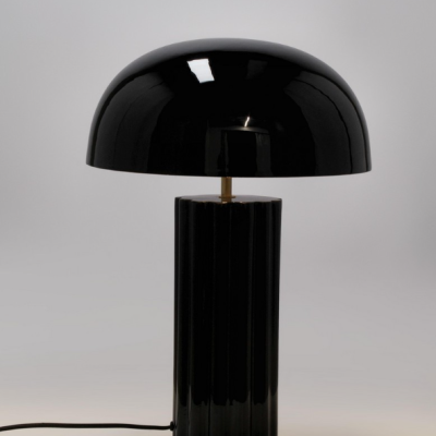 Candeeiro de mesa preto com base cilíndrica canelada e cúpula semicircular