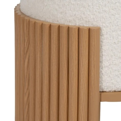 Cadeira com estrutura canelada em madeira clara e tecido branco texturado