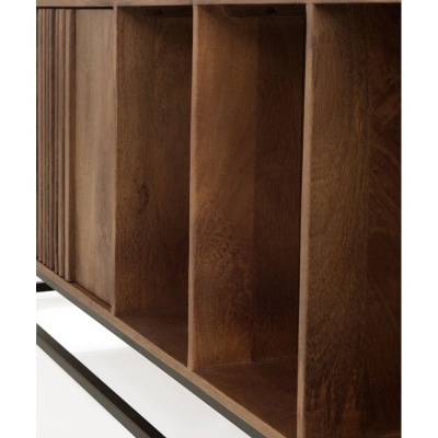 Armário de madeira castanha com divisórias e base metálica preta