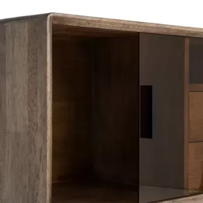 Móvel em madeira com porta de vidro fumado e espaço aberto
