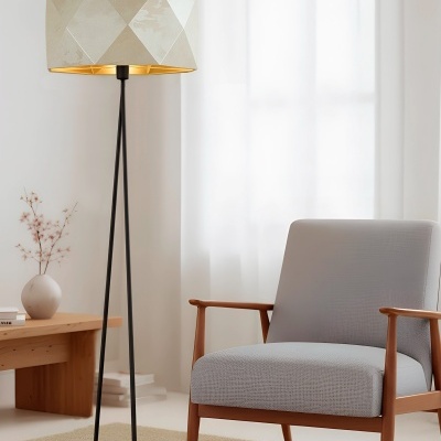 Luminária de pé com cúpula geométrica beige junto a poltrona cinza e mesa de madeira