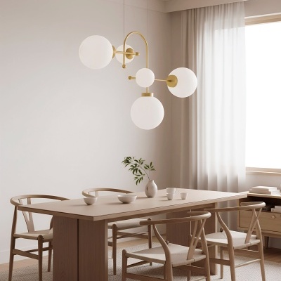 Mesa de jantar em madeira clara com quatro cadeiras, tapete bege, cortinas brancas e candeeiro pendente dourado e branco