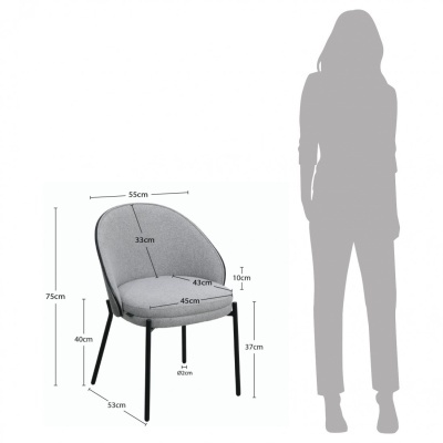 Cadeira cinzenta estofada com pernas pretas e medidas ao lado de uma silhueta feminina