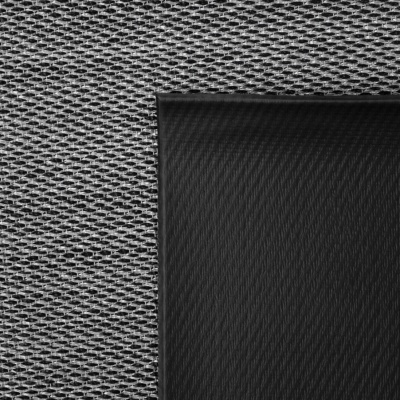 Texturas contrastantes em malha cinzenta e material preto com riscas