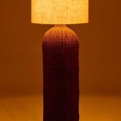 Candeeiro de pé com base de verga e cúpula de tecido iluminada