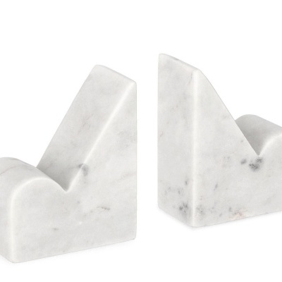 Apoios de livros de mármore branco com padrões cinzentos vistos de frente