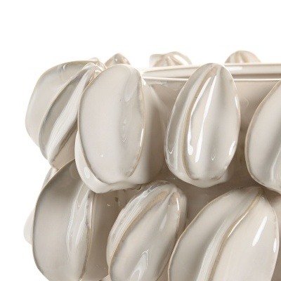 Vaso decorativo em cerâmica branca com relevo oval