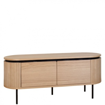 Aparador oval em madeira clara com pernas pretas finas em fundo branco