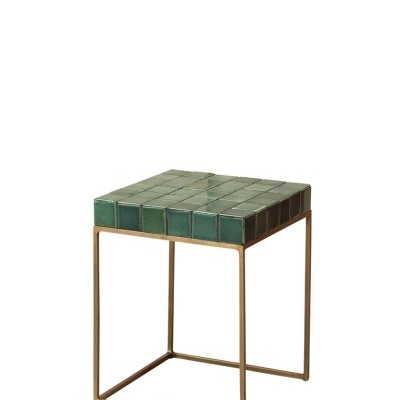 Mesa de tampo quadrado em azulejos verdes e estrutura metálica bronze