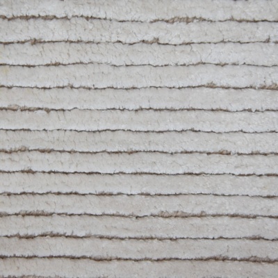 Tapete ou tecido felpudo bege claro com padrão de linhas horizontais