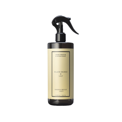 Frasco de spray para têxteis e ambiente preto com etiqueta creme e pulverizador