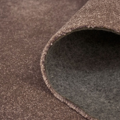 Tapete castanho com verso cinzento enrolado