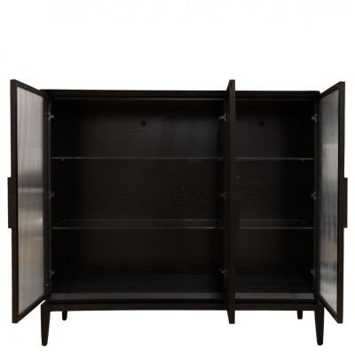 Armário preto de madeira com portas abertas e prateleiras de vidro internas
