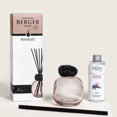 Conjunto de fragrância para ambiente Maison Berger Paris com frasco de vidro rosado, refil e embalagens